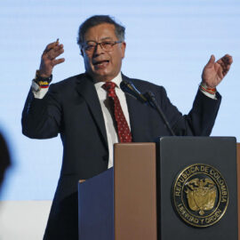 Duque y Barbosa abandonaron un evento al inicio del discurso de Petro
