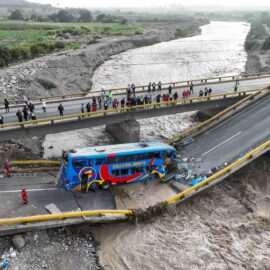 Colapso de puente sobre el río Chancay, Perú: hay al menos dos personas fallecidas