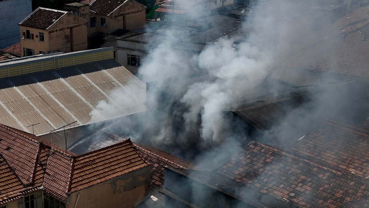 Cerca de 100 trabajadores fueron víctimas de un incendio en una fábrica textil en Río, Brasil