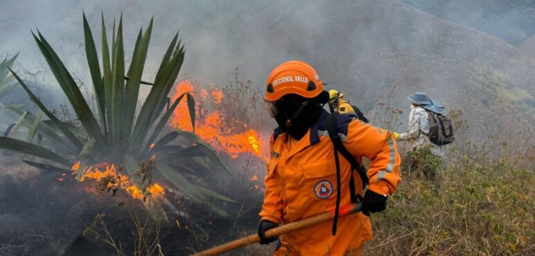 Bomberos lograron controlar incendio forestal en la zona rural de Yumbo, Valle