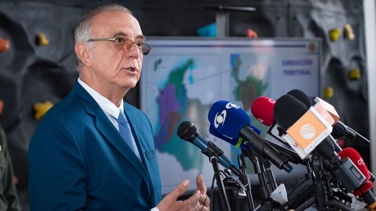 Ministro de Defensa, Iván Velásquez, presentó su renuncia irrevocable