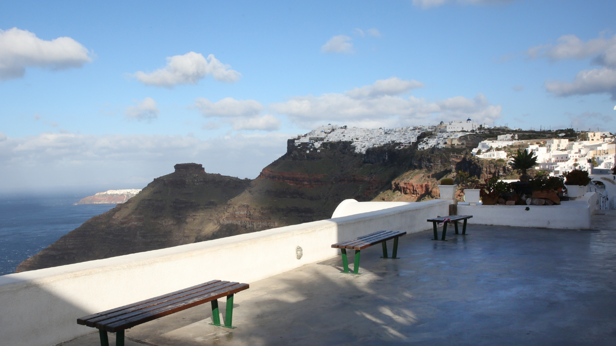 Santorini, una "isla fantasma" tras la salida de residentes y turistas tras fuertes sismos