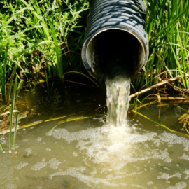 Fuga de agua en el barrio La Base lleva casi dos meses sin ser reparada