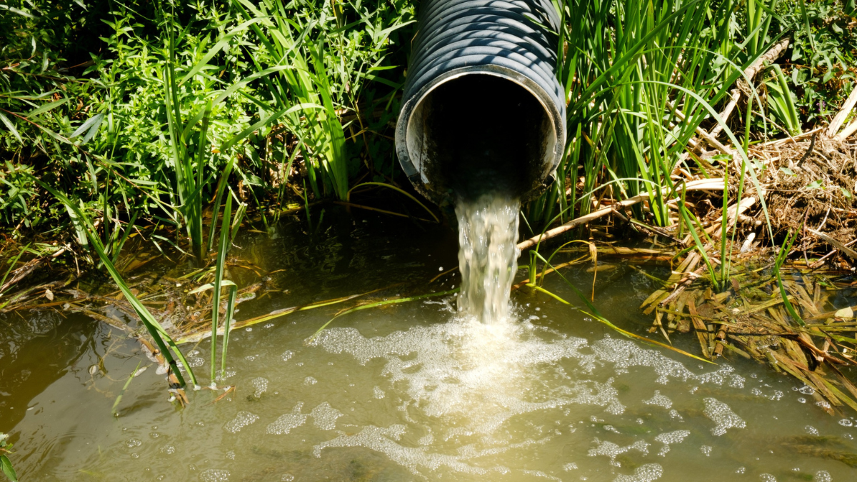 Fuga de agua en el barrio La Base lleva casi dos meses sin ser reparada