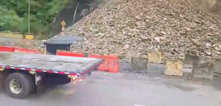 Gran derrumbe por lluvias bloquea vía Buga - Buenaventura