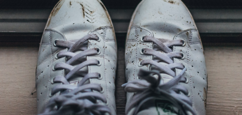 Cómo quitar el color amarillento de los zapatos blancos: trucos y recomendaciones