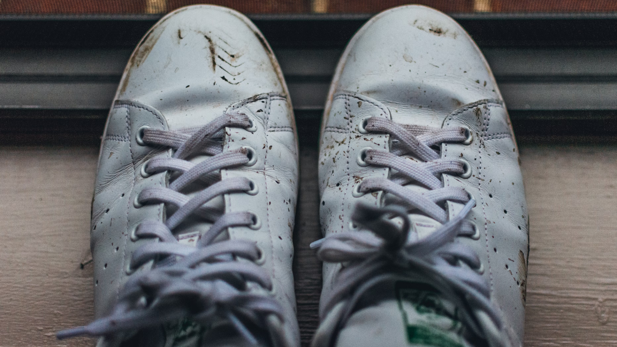 Cómo quitar el color amarillento de los zapatos blancos: trucos y recomendaciones