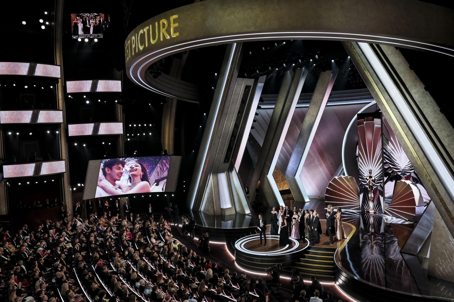 Los 'outfit' más emblemáticos de los Oscars 2025; ceremonia dejó grandes ganadores