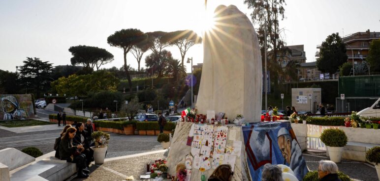 El papa pasó una noche "tranquila": Vaticano sobre estado de salud del pontífice