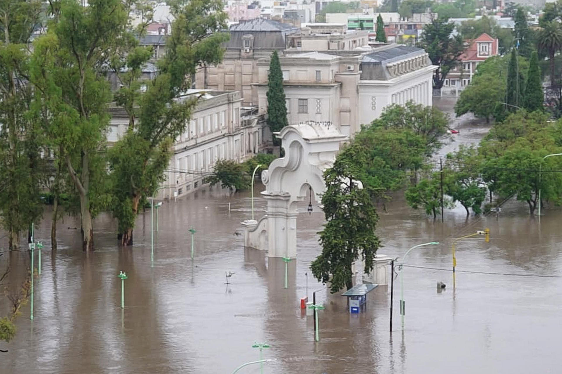 Asciende a 16 la cifra de personas fallecidas por inundaciones en Argentina