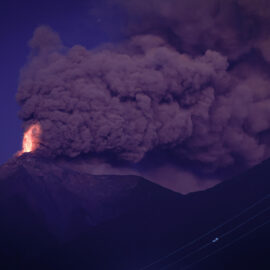 Guatemala ordena evacuación de 30 mil personas por erupción del volcán de Fuego