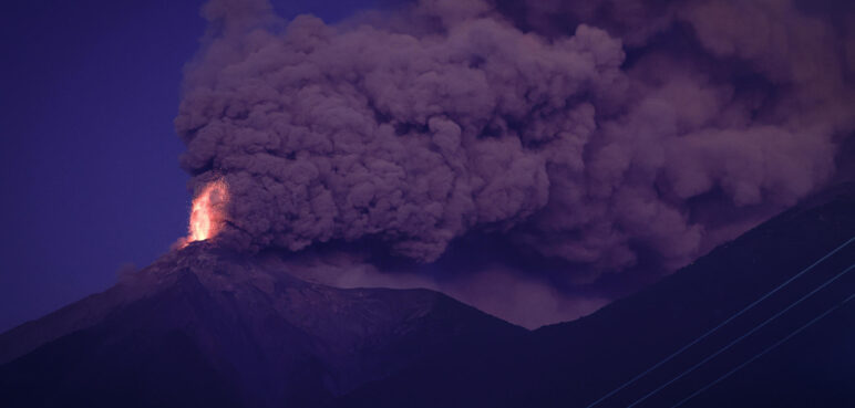 Guatemala ordena evacuación de 30 mil personas por erupción del volcán de Fuego