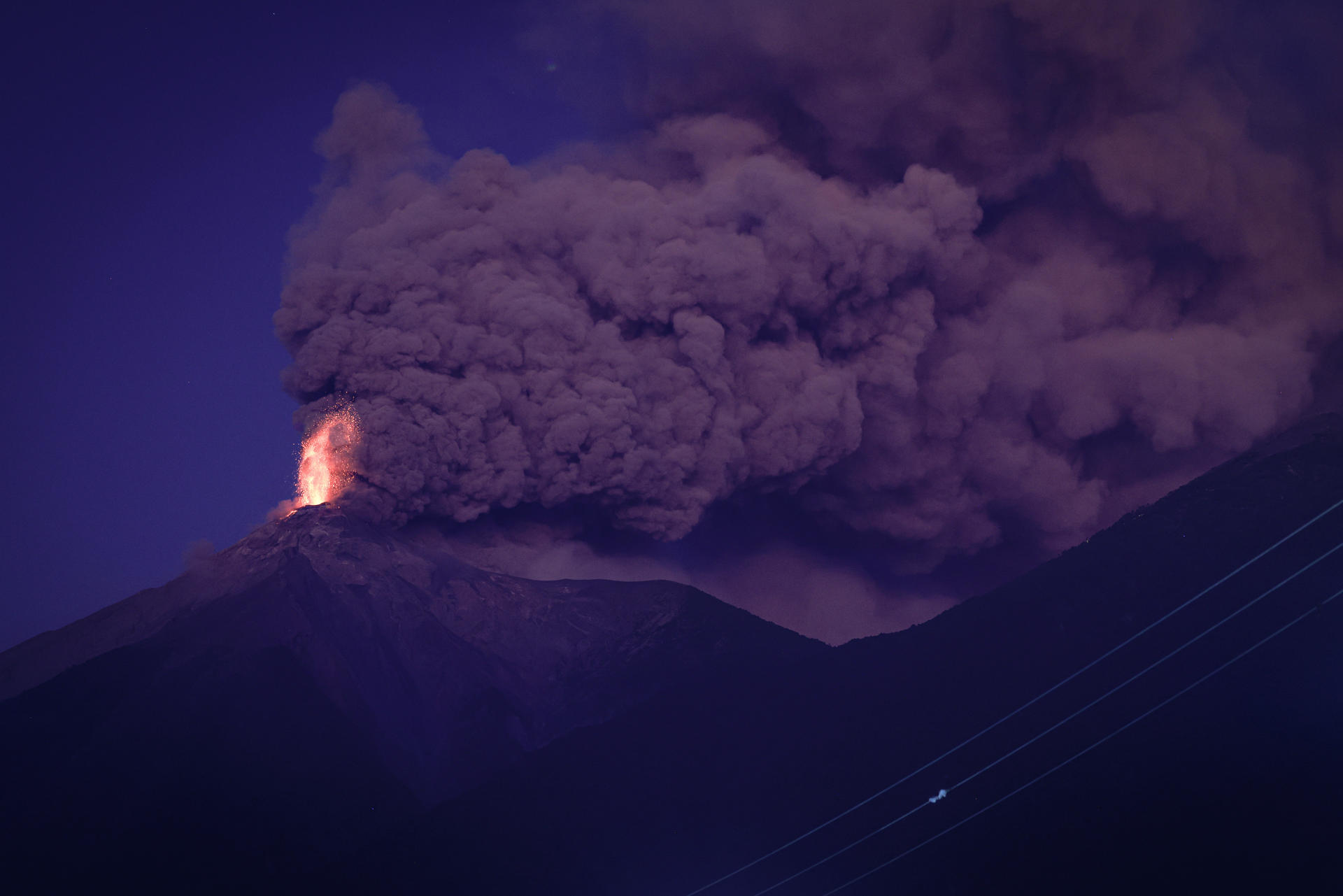 Guatemala ordena evacuación de 30 mil personas por erupción del volcán de Fuego