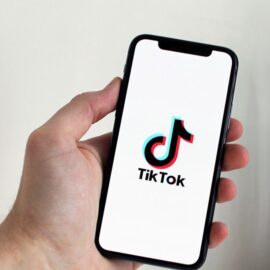 TikTok refuerza su configuración parental: ¿cómo activarla y en qué apoya a los padres?