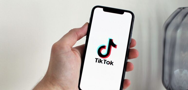 TikTok refuerza su configuración parental: ¿cómo activarla y en qué apoya a los padres?