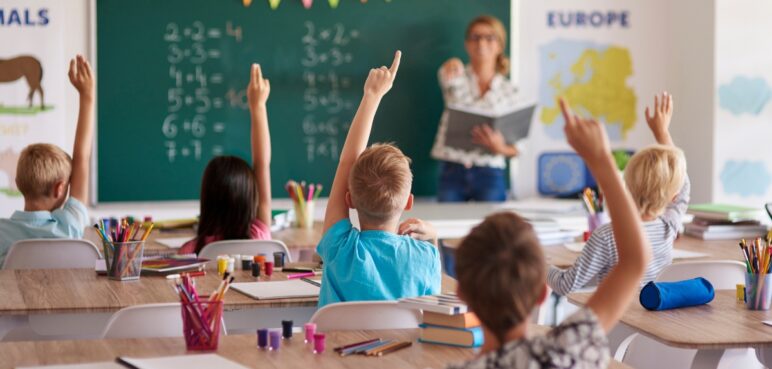 Gobierno ajusta jornada escolar y laboral en colegios públicos; conozca los nuevos horarios