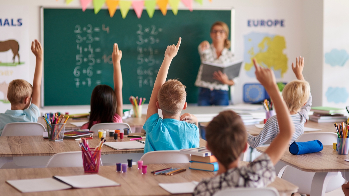 Gobierno ajusta jornada escolar y laboral en colegios públicos; conozca los nuevos horarios