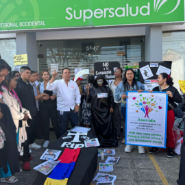 Pacientes de la Nueva EPS protestan frente a la Superintendencia de Salud en Cali