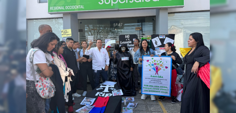Pacientes de la Nueva EPS protestan frente a la Superintendencia de Salud en Cali