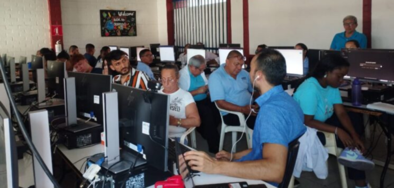 UAO capacita a docentes de colegios en el uso de Inteligencia Artificial generativa