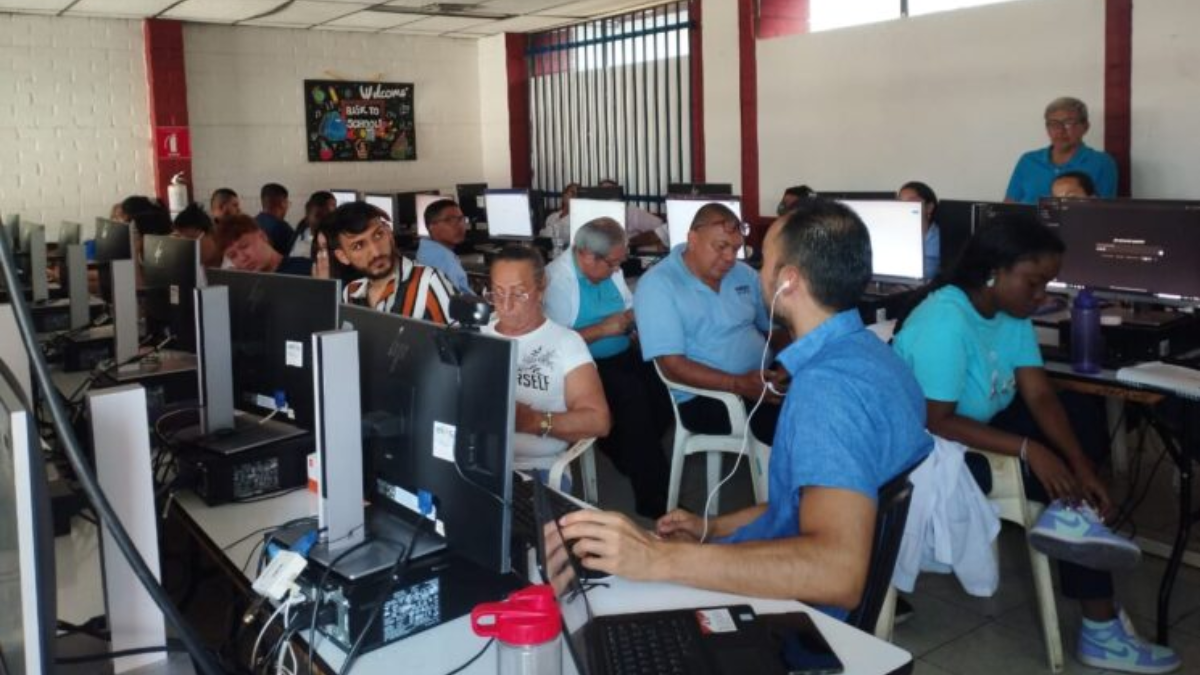 UAO capacita a docentes de colegios en el uso de Inteligencia Artificial generativa