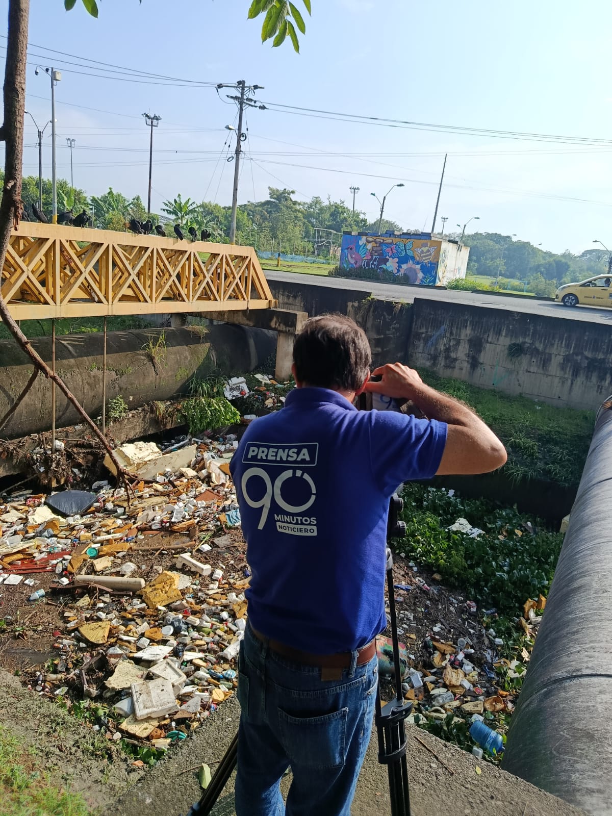 Inundaciones en algunos sectores de Cali debido al taponamientos de canales con toneladas de basura tras las fuertes lluvias. 