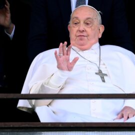 "Tuvimos que elegir entre dejarlo ir o probar con todo": médico que trató al papa Francisco