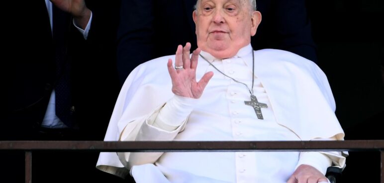 "Tuvimos que elegir entre dejarlo ir o probar con todo": médico que trató al papa Francisco