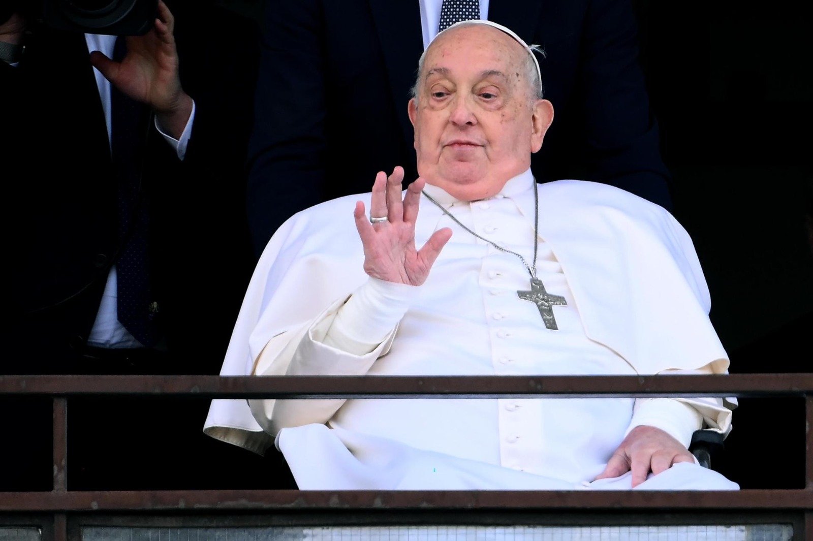 "Tuvimos que elegir entre dejarlo ir o probar con todo": médico que trató al papa Francisco