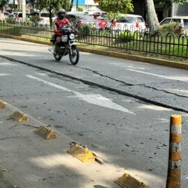 Grave peligro en el sur de Cali: grieta en vía provoca constantes accidentes