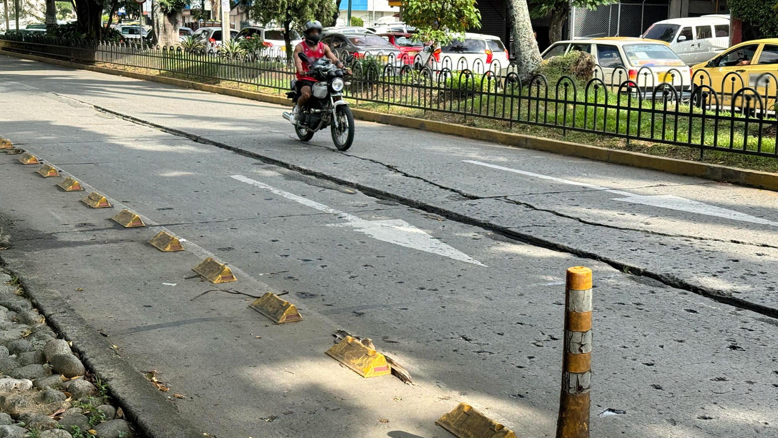 Grave peligro en el sur de Cali: grieta en vía provoca constantes accidentes