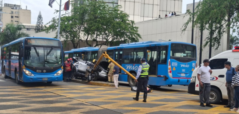 Aparatoso accidente de tránsito en el norte de Cali deja cuatro heridos