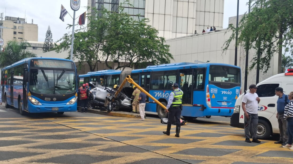 Aparatoso accidente de tránsito en el norte de Cali deja cuatro heridos
