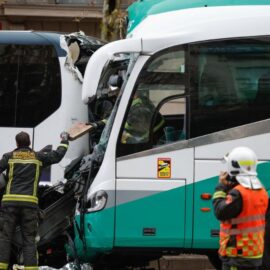 Accidente en Barcelona deja 34 heridos tras choque de dos buses