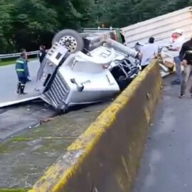 Grave accidente en la vía Loboguerrero – Buenaventura; tractomula se volcó