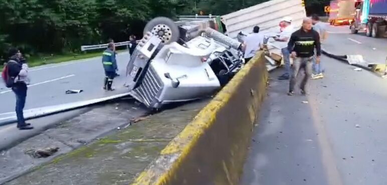 Grave accidente en la vía Loboguerrero – Buenaventura; tractomula se volcó