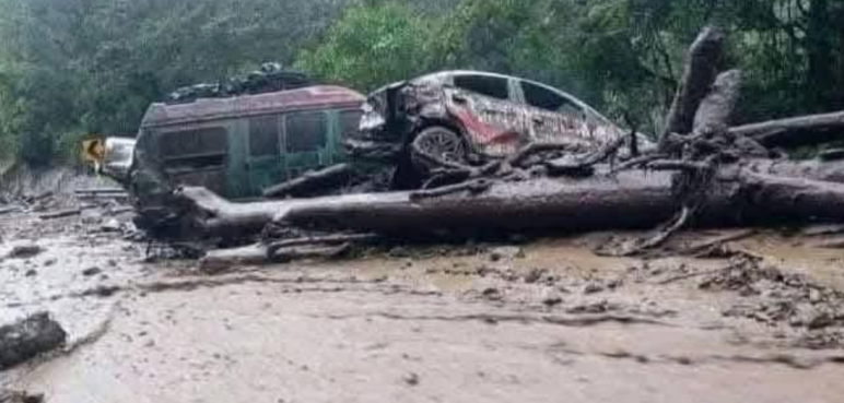 Avalancha en Nariño arrastra varios vehículos y deja personas desaparecidas