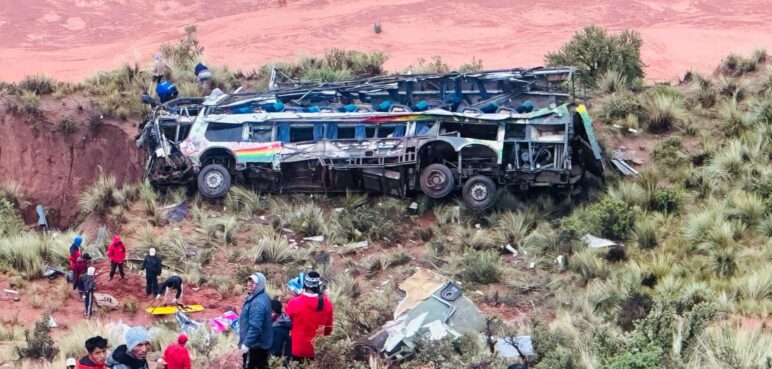 Accidente vial en Bolivia deja al menos 31 fallecidos