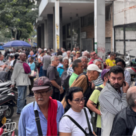 Usuarios de la Nueva EPS amanecieron en la calle y no alcanzaron entrega de medicamentos