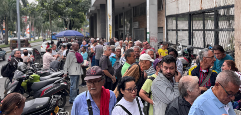 Usuarios de la Nueva EPS amanecieron en la calle y no alcanzaron entrega de medicamentos