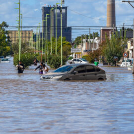 Asciende a 16 la cifra de personas fallecidas por inundaciones en Argentina
