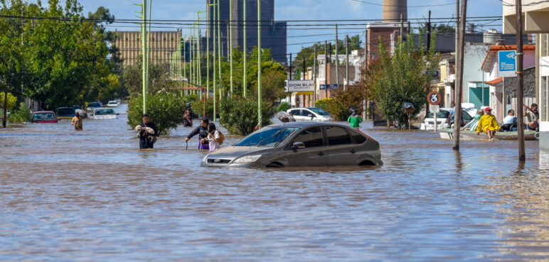 Asciende a 16 la cifra de personas fallecidas por inundaciones en Argentina
