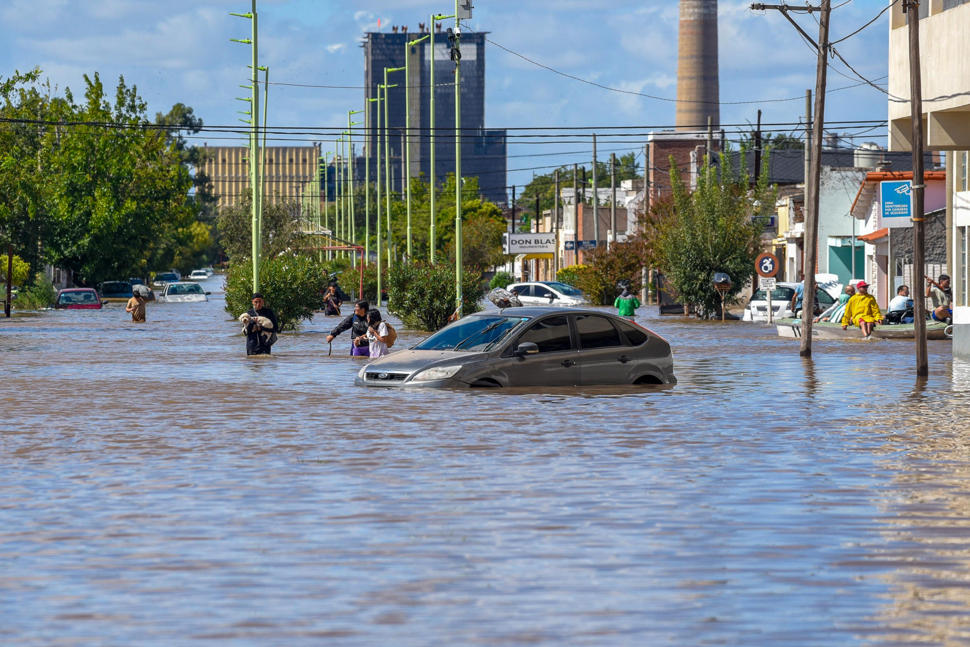 Asciende a 16 la cifra de personas fallecidas por inundaciones en Argentina