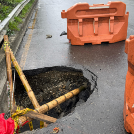 Gran hueco en la Avenida Ciudad de Cali pone en riesgo a conductores