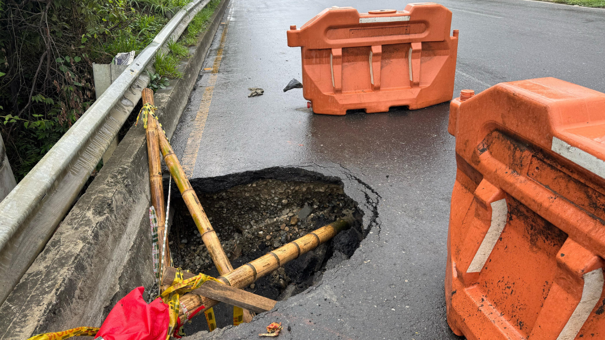 Gran hueco en la Avenida Ciudad de Cali pone en riesgo a conductores