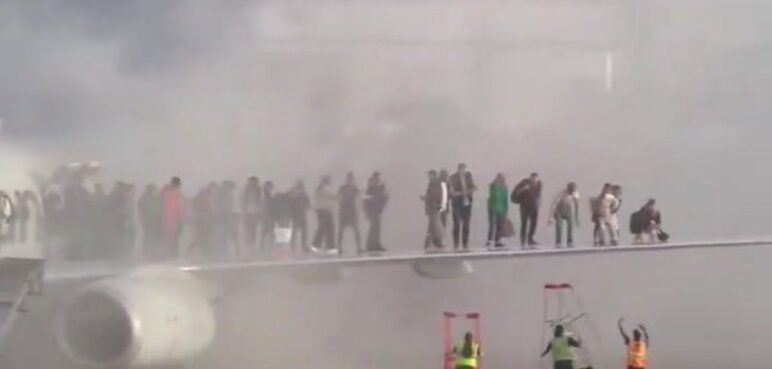 Incendio en avión de American Airlines: pasajeros fueron evacuados en aeropuerto de EE.UU.