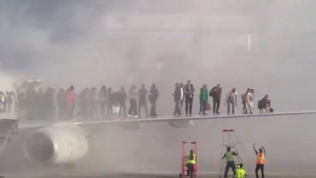 Incendio en avión de American Airlines: pasajeros fueron evacuados en aeropuerto de EE.UU.