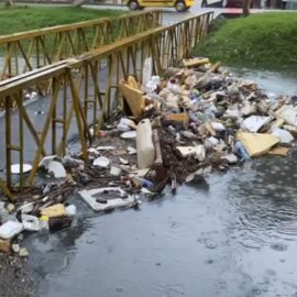 Residuos en canales de agua lluvia y barrios sin energía tras fuertes precipitaciones en Cali