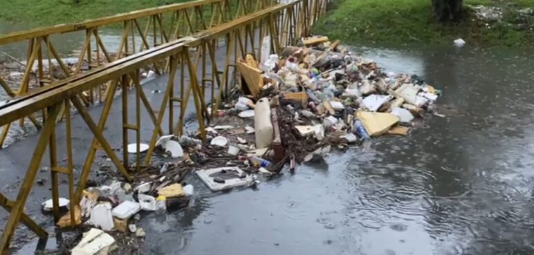 Residuos en canales de agua lluvia y barrios sin energía tras fuertes precipitaciones en Cali