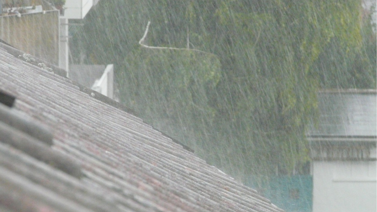Residuos en canales de agua lluvia y barrios sin energía tras fuertes precipitaciones en Cali